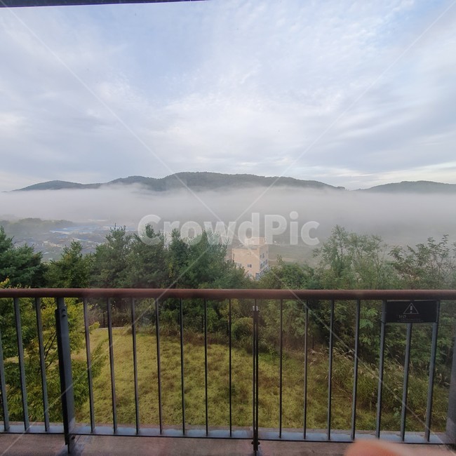 railing,gate,문,foggy,fog,morning,dawn,안개,아침,새벽,구름,산,나무,view,경주,블루원,프라이빗,리조트