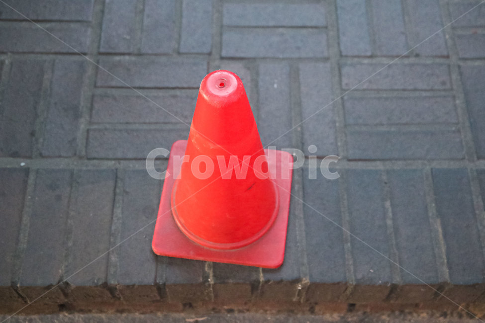 cone,라바콘,원뿔,red,정비중,빨간,빨강,빨강색,벽돌,타일,경고,경고문,공사중,공사,수리,수리중