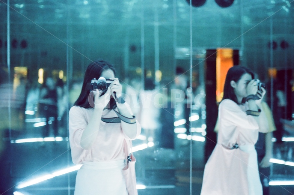 거울,유리의성,필름카메라,여자,사진,사람,인물,인간,human,person,여성,여자,woman,female,lady,사진작가,포토그래퍼,photographer,감성,sensible,feeling