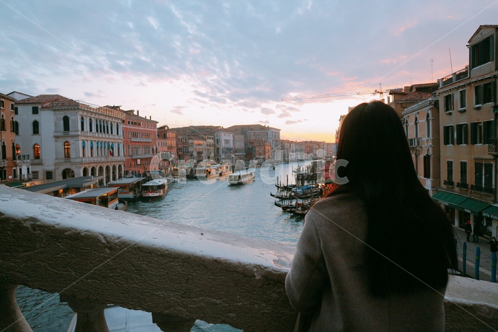 여자,뒷모습,이탈리아,베니스,리알토다리,도시,풍경,city,landscape,해외,외국,세계,foreign,oversea,world,세계도시풍경,해외도시풍경,외국도시풍경,world cityscape,사람,인물,인간,human,person,여성,여자,woman,female,lady,vehicle,차량,watercraft,선박,transportation,교통,water,물