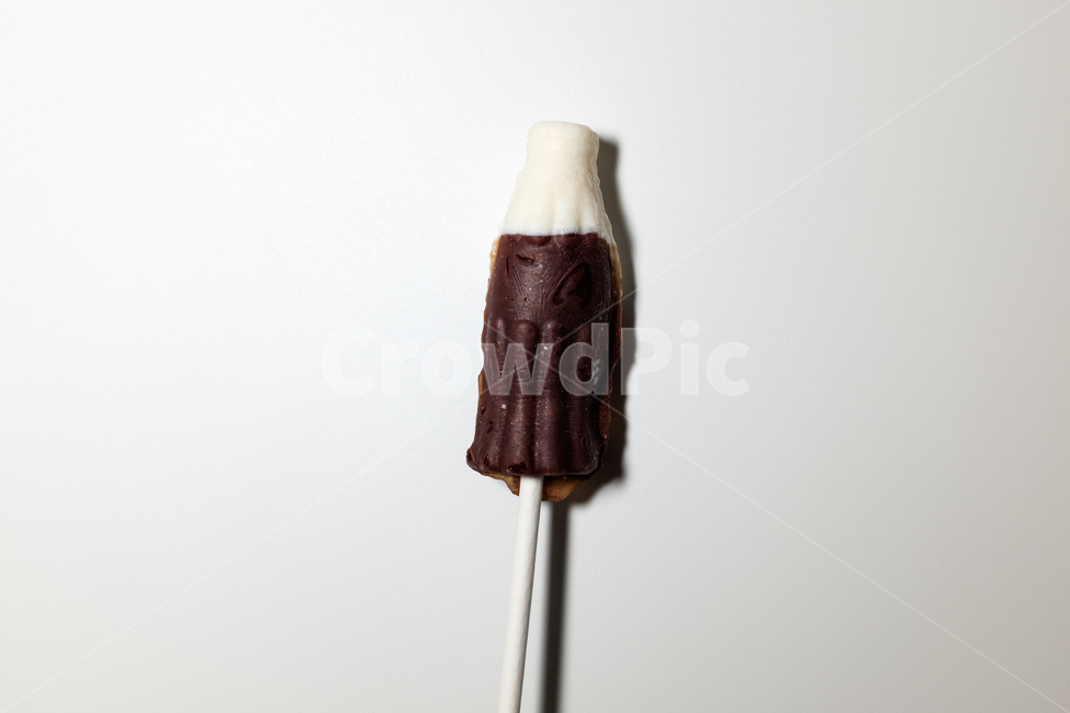 콜라,콜라병모양,사탕,막대사탕,달콤한,화이트데이,밸런타인데이,갈색,소다맛,콜라맛,후식,어린이,선물,색깔사탕,흰색,디저트,간식,후식,dessert,snack