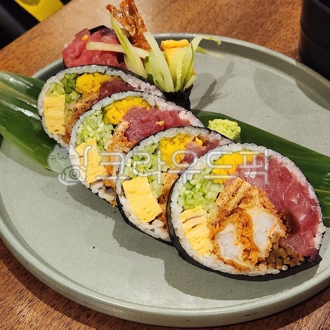 후토마키,후토마끼,음식,식사,접시,그릇,참치,새우튀김,일본,일식,맛집