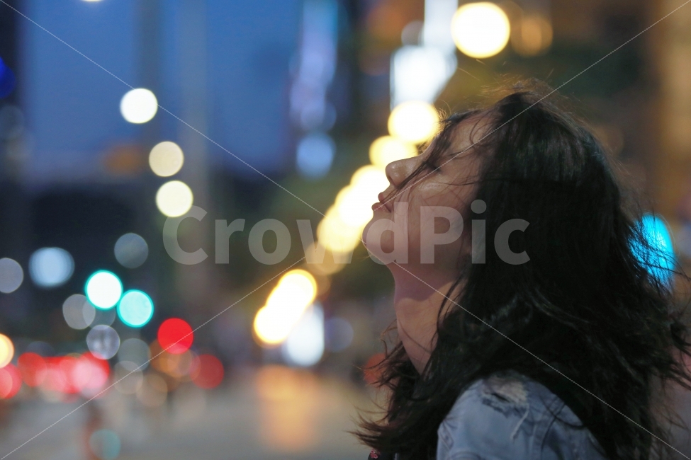 연인,거리,밤,바람,빛,가을,감성,사람,street,light,girl,mood,wind,autumn,feelings,사람,인물,인간,human,person,얼굴표정,facial expression,face,여성,여자,woman,female,lady,감정표현,기분,feeling,emotion,고독함,외로움,쓸쓸함,우울함,슬픔,lonely,solitary