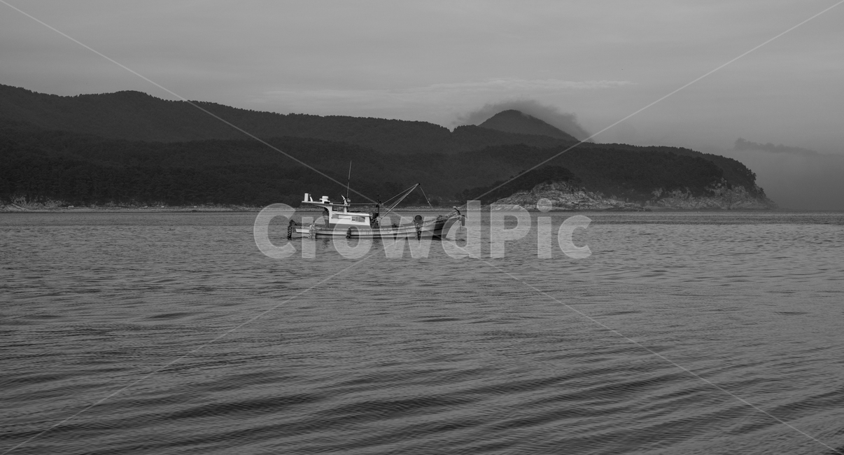 흑백,바다,어선,흑백풍경,흑백바다,서해바다,통통배,landscape,한국풍경,바다풍경,흑백,모노톤,monochrome,black and white,산업,industry,industrial,어업,fishery,fishing industry