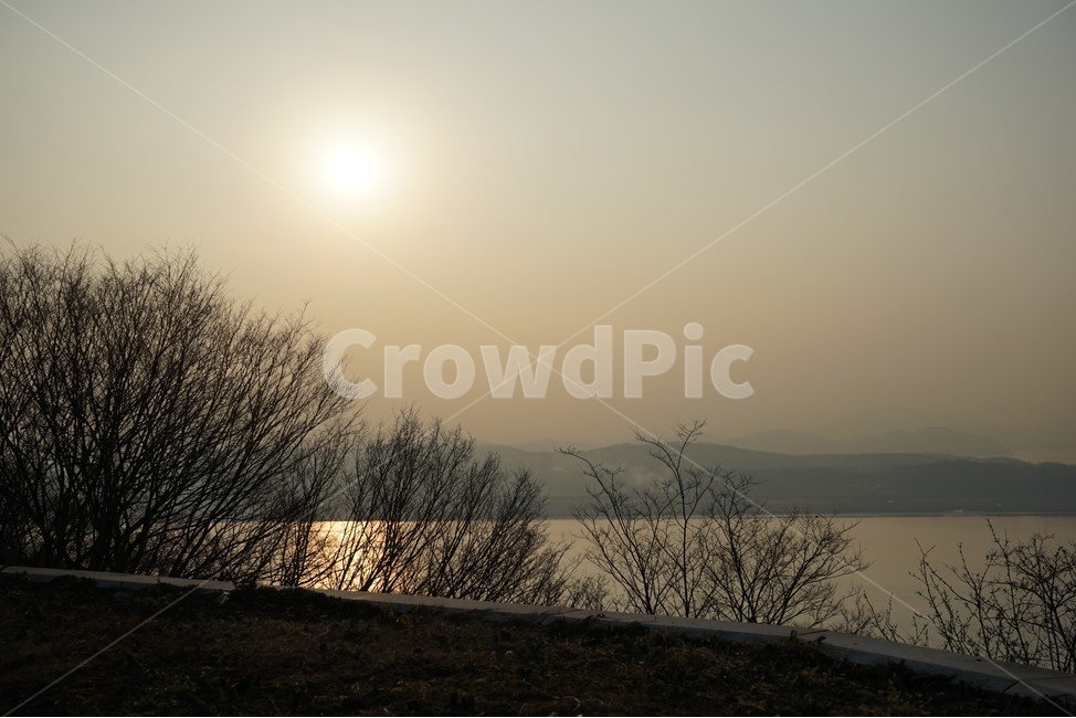 낙조,태양,강,하늘,자연,해,고요,적막,따스함,나무,산,desolationriver,nature,stillness,silence,scenery,river,winter,trees,solitude,일몰,자연,풍경,nature,landscape,outdoors,옥외