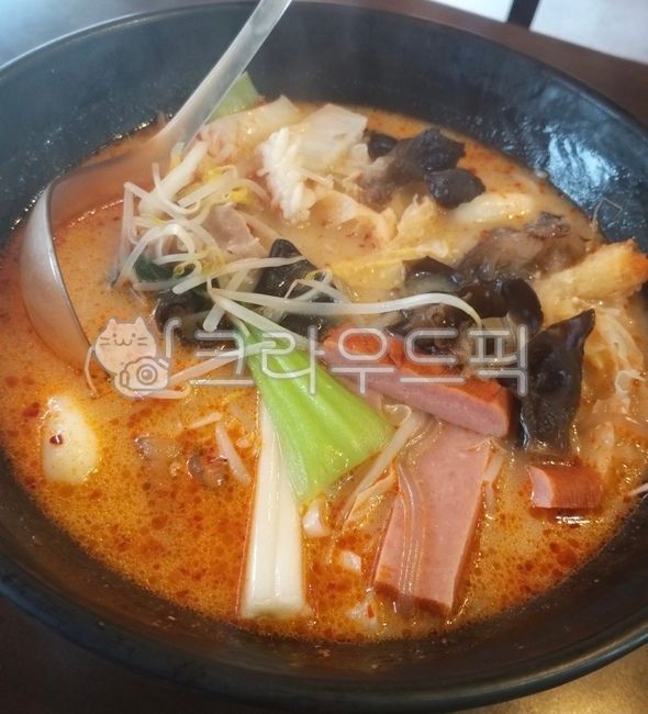 마라탕,마라상궈,중식,중화요리,중국음식,탕,국물,마리,야채,채소,햄,사발,매운음식,매운요리,칼칼한,얼큰한,요리,음식,식사,식재료,먹방,국자,목이버섯,버섯,청경채,숙주,bowl,dish,food,meal,cook