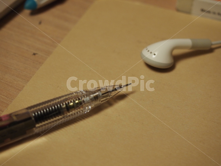 펜,종이,이어폰,필기구,공부책상,낙서,학용품,문구류,사무용품,school supplies,stationery,office supplies
