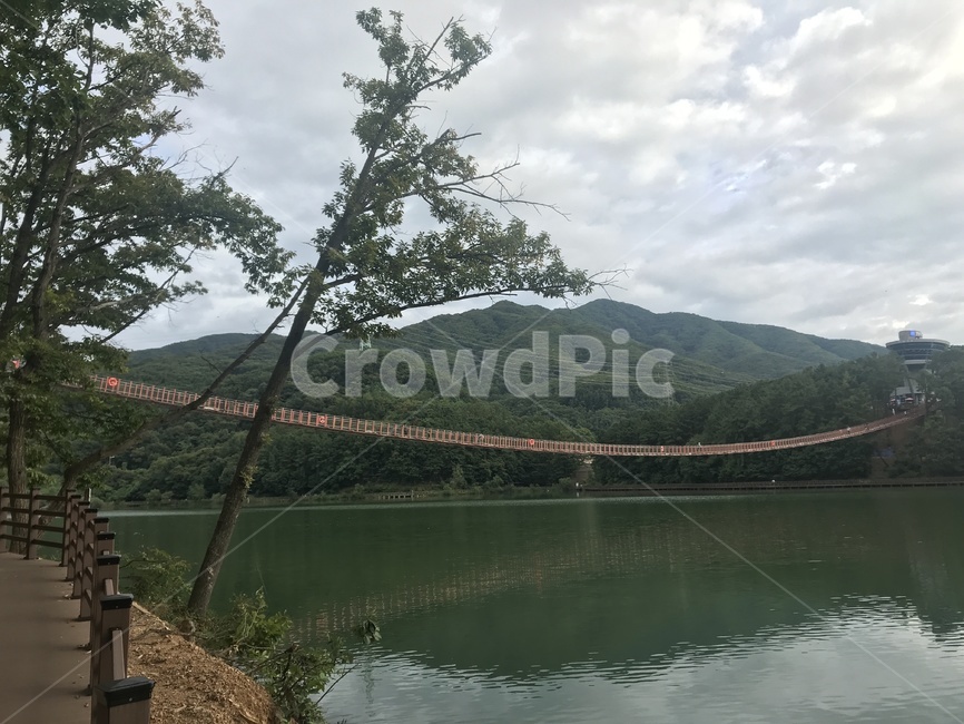 호수,잔잔한물결,구름,하늘,산,푸른하늘