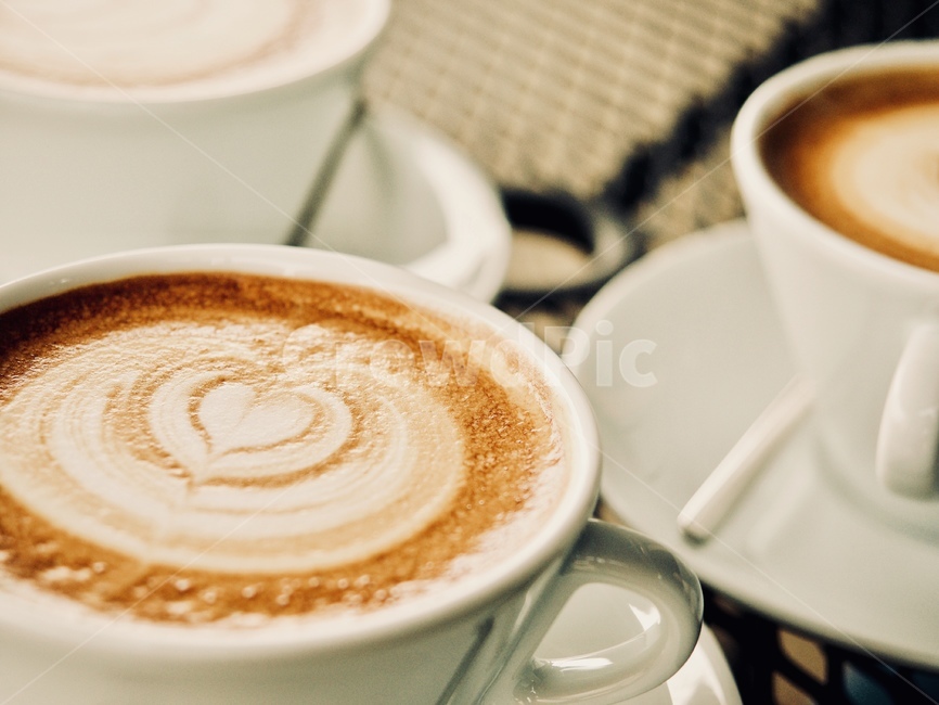 카페라떼,라떼아트,하트모양,커피컵,커피,컵,배경,뜨거운,흰색,테이블,아로마,카페,카푸치노,신선한,갈색,위,카페라떼아트,거품,도자기컵,카페인,음식,음료,티타임,커피타임,커피,카페,coffee,cafe,감성,sensible,feeling