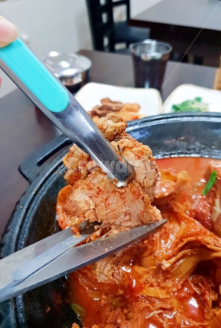 김치찜,묵은지찜,매운갈비찜,김치,빨간,찜요리,쿡,요리,먹방,점심,food,cook,집게,가위,런치,식사,한식,묵은지,음식,식재료,요리,food,cook,meal,dishes,food reserves,한식,한국음식,한국요리,korean food,korean dishes,korean meal,korean cook
