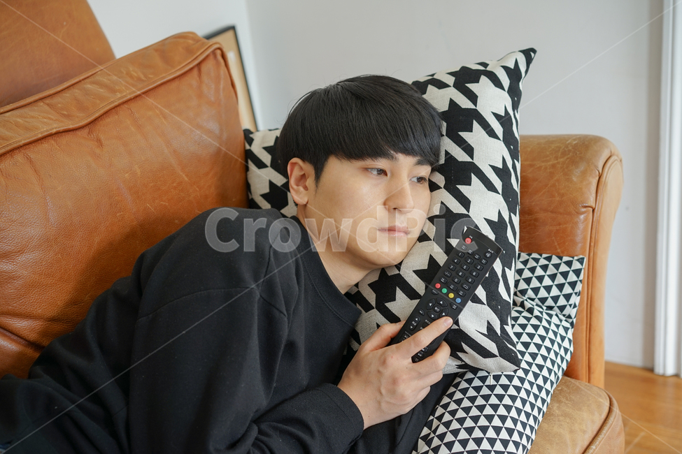쇼파,소파,휴식,남성,남자,거실,휴일,sofa,실내,쿠션,rest,가구,티비,시청,리모컨,지루함,따분함,심심함,집콕,방구석,일상,집돌이