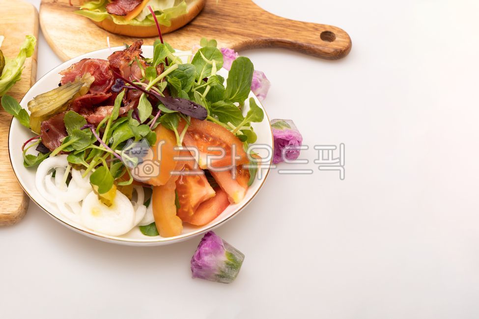 bread,green,salad,onion,vegetable salad,tomato,food,hamburger,cheese,Cheeseburger,bacon,Lettuce,background,Cheddar Cheese,fastfood