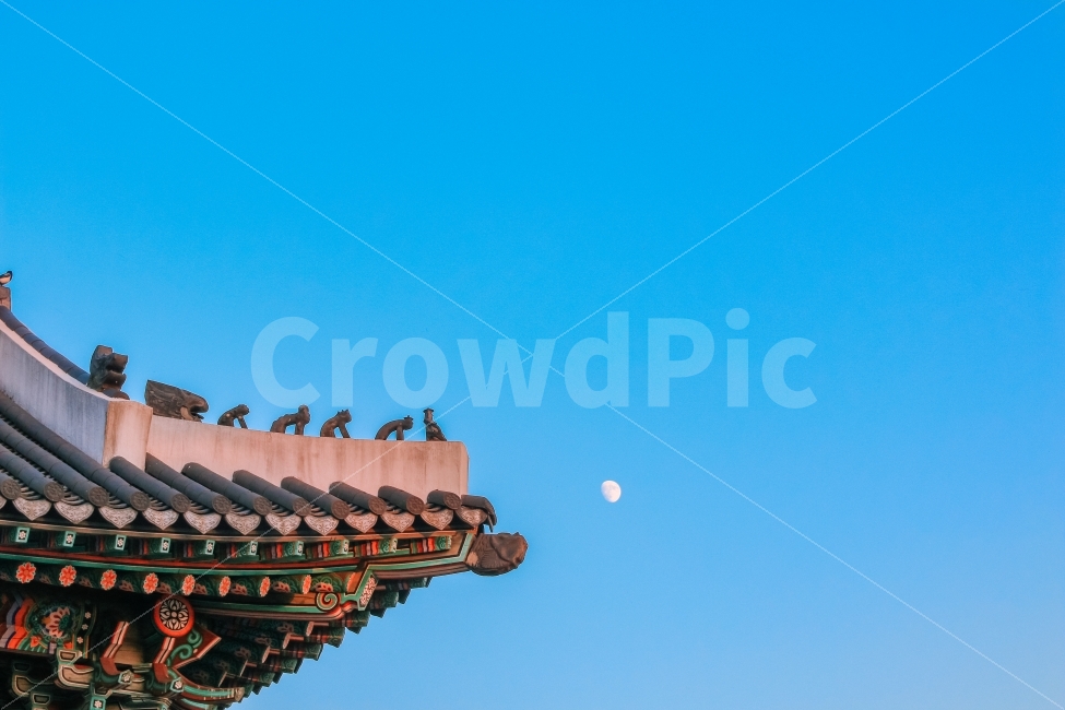 기와,어처구니,한국적,전통,달,감성,성,하늘,저녁,해질녘,korea,koreatraditional,sturcture,night,moon,asia,asiatraditional,건축물,건물외관,exterior,building,structure,architecture,construction,한국전통,한국문화,korean traditional,korean culture