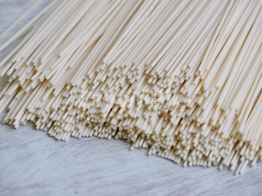 국수,건조식품,말린국수,음식,배경,흰색,한국음식,아시아음식,음식재료,noodle,driedfood,driednoodle,food,background,white,koreanfood,asianfood,foodingredients,음식,식재료,요리,food,cook,meal,dishes,food reserves