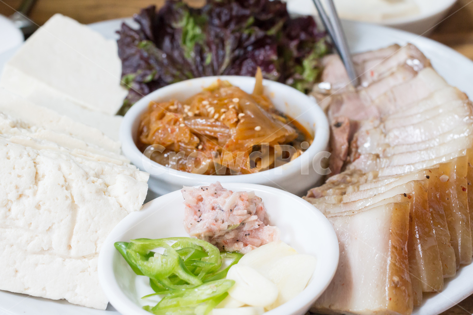두부,보쌈,김치,볶음김치,새우젓,파,상추,한식,음식,외식,고기,돼지고기,수육,두부김치,맛있는,음식점,푸짐한,요리,음식,식재료,요리,food,cook,meal,dishes,food reserves,육류,고기,meat,한식,한국음식,한국요리,korean food,korean dishes,korean meal,korean cook