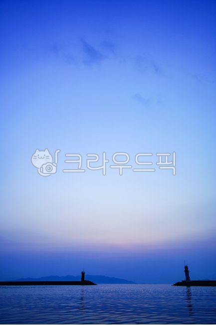 등대,어촌,바다,해양,바닷가,여명,섬,해안,배경,바탕화면,배경화면,백그라운드,background,물,자연,환경,경치,반영,수면,해수면,항구,nature,outdoors,옥외,sky,하늘,블루스카이,bluesky,lighthouse,beacon,sea,ocean,잔잔한,고요한,조용한,고즈넉한,고즈넉,고요