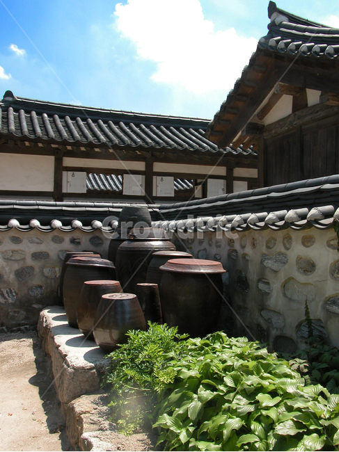 한국,한옥,기와집,전통가옥,가옥,집,항아리,담장,담,기와,patio,안마당,porch,현관