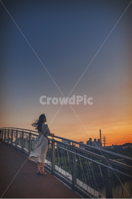 하늘,노을,붉은노을,일출,일몰,바람,흩날리는,다리위,붉게,물들이는,감성,감성사진,생각중,저녁,사람,인물,인간,human,person,여성,여자,woman,female,lady,감성,sensible,feeling,고독함,외로움,쓸쓸함,우울함,슬픔,lonely,solitary