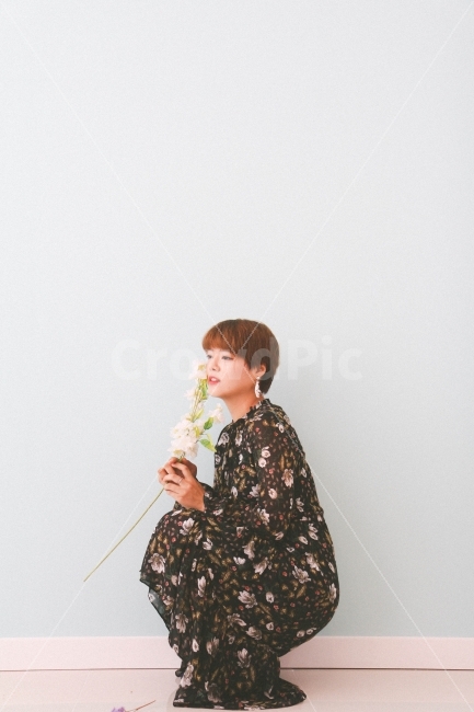 여자,앉다,꽃,감성,원피스,레이스,사람,인물,인간,human,person,여성,여자,woman,female,lady,패션스타일,의상,fashion,style,연출,컨셉,콘셉,direction,concept