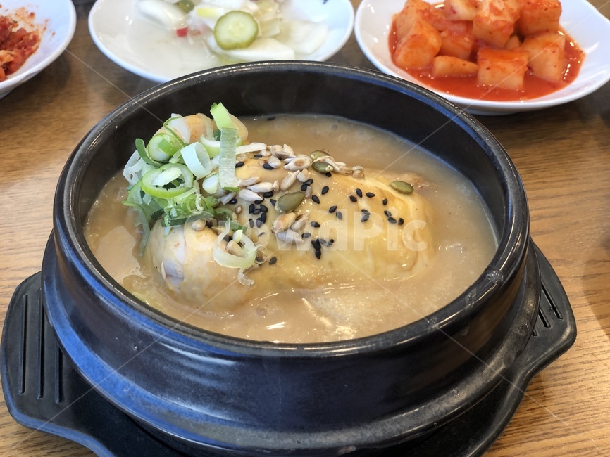 samgyetang,chickensoup,삼계탕,닭,몸보신,몸보신음식,bowl,사발,stew,스튜,food,요리,dish,음식,meal,식사