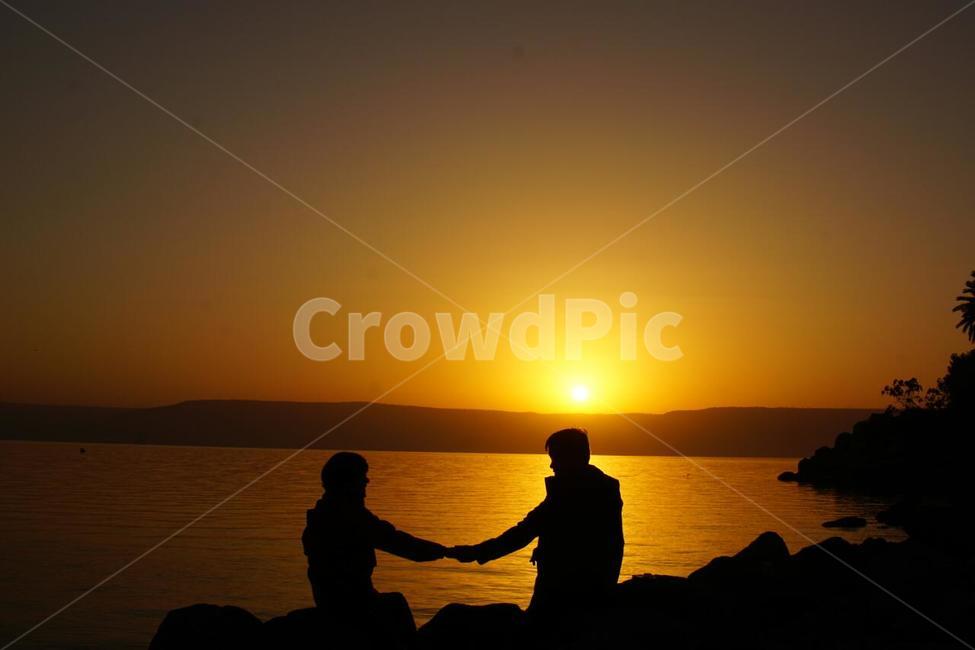 일출,자연,태양,nature,사람,역광,이스라엘,갈릴리호수,호수,해외풍경,외국자연,world,sun,사람,인물,인간,human,person,연인,커플,사랑,lover,couple,인물실루엣,사람실루엣,character silhouette,human silhouette,여행,휴가,traveling,vacation,trip,outdoors,옥외,hand,손