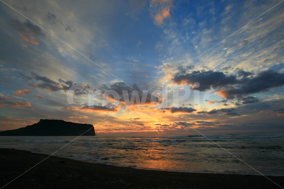 제주,바닷가,일출,제주일출,성산일출봉,아침,자연,풍경,구름,자연,풍경,nature,landscape,한국자연풍경,한국자연경관,korea nature landscape,해변,바다,beach,sea,제주도,jeju,jeju island,outdoors,옥외,red sky,붉은 하늘,dusk,황혼,dawn,새벽,sunset,일몰,sky,하늘