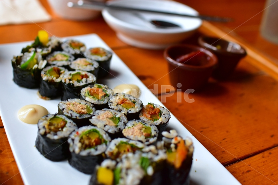 음식,밥,김밥,흰접시,접시,김,햄,한식,참치,마요네즈,음식,식재료,요리,food,cook,meal,dishes,food reserves,한식,한국음식,한국요리,korean food,korean dishes,korean meal,korean cook