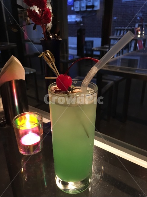 칵테일,음료,분위기,상큼하다,연두색,알콜,식재료,음료수,초록색,beverage,drink,술,주류,alcohol
