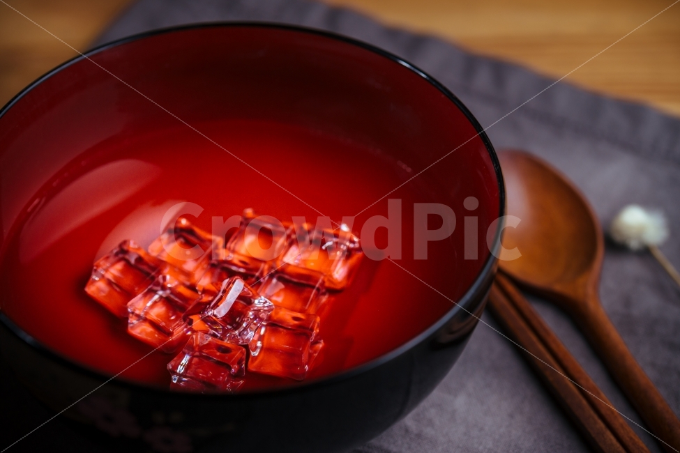 얼음,아이스,여름,음료,차가움,접시,시원함,빙수,팥빙수,과일빙수,그릇,플레이트,반영,우동,숟가락,젓가락,식탁,여름,계절,summer,season,음료수,drink,beverage
