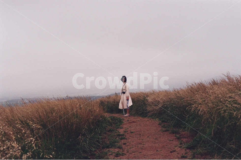 사람,바람,금오름,오름,제주,아내,필름사진,원피스,제주도,jeju,jeju island,사람,인물,인간,human,person,여성,여자,woman,female,lady,감성,sensible,feeling,고독함,외로움,쓸쓸함,우울함,슬픔,lonely,solitary,apparel,의복,clothing,의류
