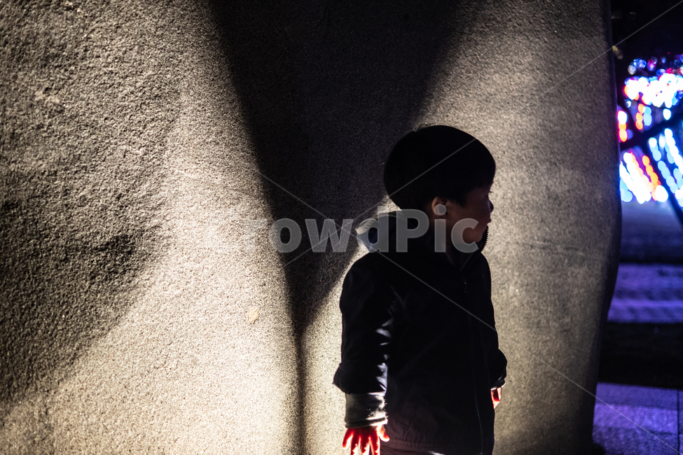 야간,빛,그림자,아이,바위,질감,사람,인물,인간,human,person,어린이,어린아이,child,children,kid