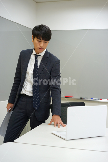 비즈니스,사업,남성,남자,양복,정장,회의실,회의,발표,업무,직장인,회사원,사무실,사람,인물,인간,human,person,남성,남자,man,male,산업,industry,industrial,비즈니스,사업,business,service,work