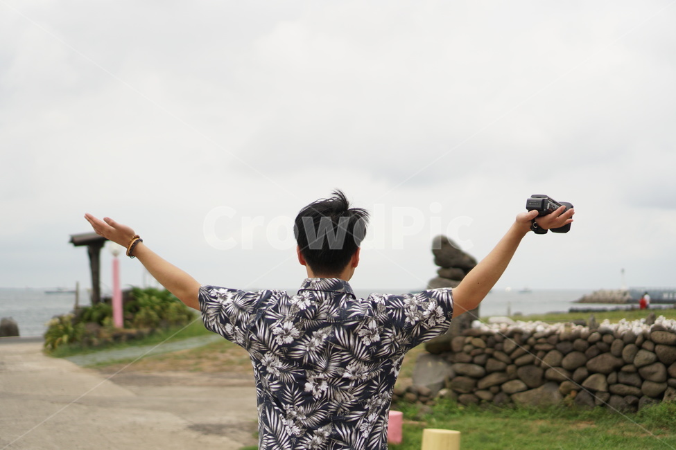 제주도,제주,우도,남자,꽃무늬,셔츠,카메라,만세,바람,풍경,jejudo,jeju,udo,man,floraldesign,flowerpatterns,shirt,camera,wind,view,자연,풍경,nature,landscape,제주도,jeju,jeju island,사람,인물,인간,human,person,남성,남자,man,male
