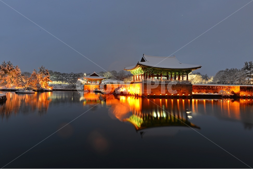 building,건물,architecture,건축물,water,물,nature,자연,outdoors,옥외,경주,안압지,안압지설경,설경,겨울,계절,폭설,눈,경치,풍경,야경,안압지야경,반영