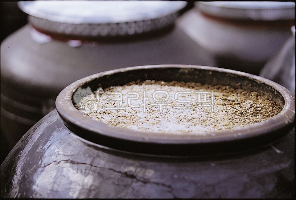 crock pot,fermentation,soybean paste,chili pepper paste,fermented food,Korean tradition