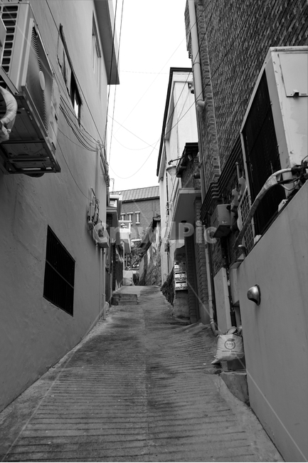 골목,산동네,시멘트,가스,길,시멘트포장,uphill,downtown,road,삶,고단,고단함,bw,monotone,골목길,alley,흑백,모노톤,monochrome,black and white,town,도시,도로,city,시티,street,거리,building,건물,urban,어반