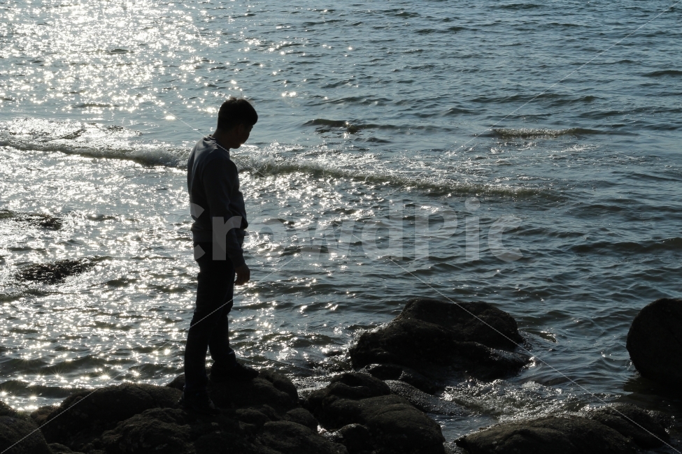 바다,고독,그리움,남자,햇빛,해변,바다,beach,sea,사람,인물,인간,human,person,남성,남자,man,male,인물실루엣,사람실루엣,character silhouette,human silhouette,고독함,외로움,쓸쓸함,우울함,슬픔,lonely,solitary,water,물,outdoors,옥외,nature,자연,ocean,대양