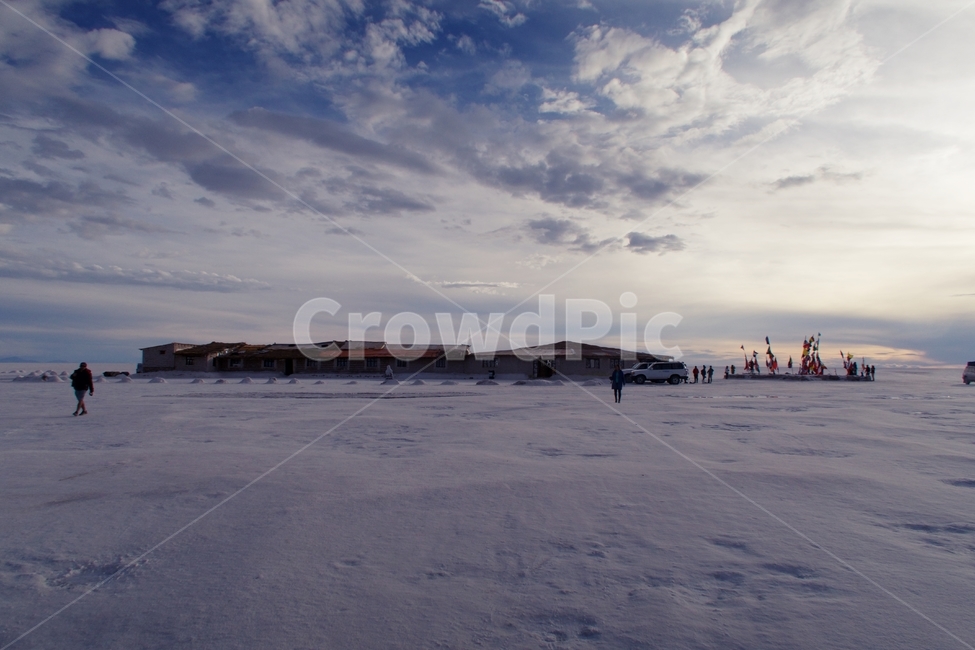 우유니,소금,소금사막,사막,소금호텔,호텔,소금블럭,하늘,구름,깃발,볼리비아,nature,salt,hotel,uyuni,bolivia,desert,flat,landscape,house,saltflat,architecture,building,salardeuyuni,famous,saltdesert,scenery,saltlake,sky,flag,blue,built,place,자연,풍경,nature,landscape,해외,외국,세계,foreign,oversea,world,세계자연풍경,해외자연풍경,외국자연풍경,world nature landscape,사람,인물,인간,human,person,outdoors,옥외,건물