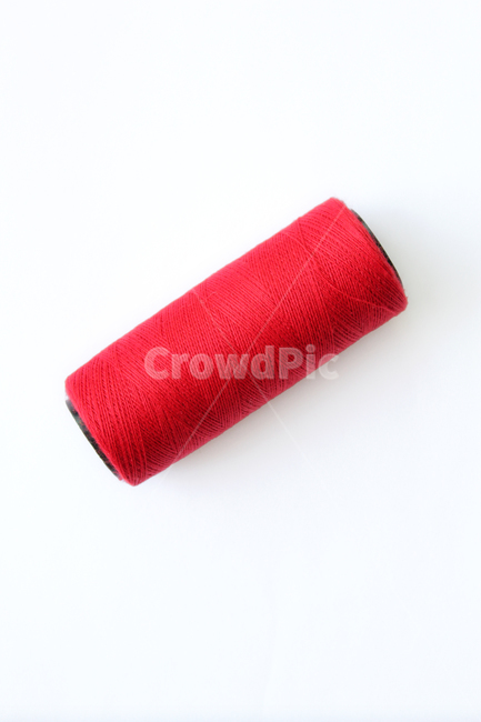 실,빨강,빨간색,레드,실타래,사물,흰배경,물건,재봉도구,타래,탑앵글,탑뷰,바느질,옷수선,재료,클로즈업