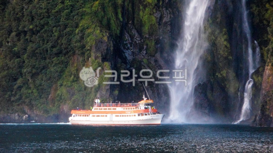 뉴질랜드,밀포드사운드,배경,폭포,유람선,스털링폭포,피오르드,물줄기,물방울,골짜기,낭떠러지,자연경관,산악지형,풍경,남섬,newzealand,milfordsound,background,waterfall,cruiseship,sterlingfalls,fiord,waterdroplets,naturallandscape,mountainouslandforms,landscape,southisland,nature,water,outdoors,mountainrange,cliff,sea,valley,bodyofwater,strait,fjord,ravine,touristship