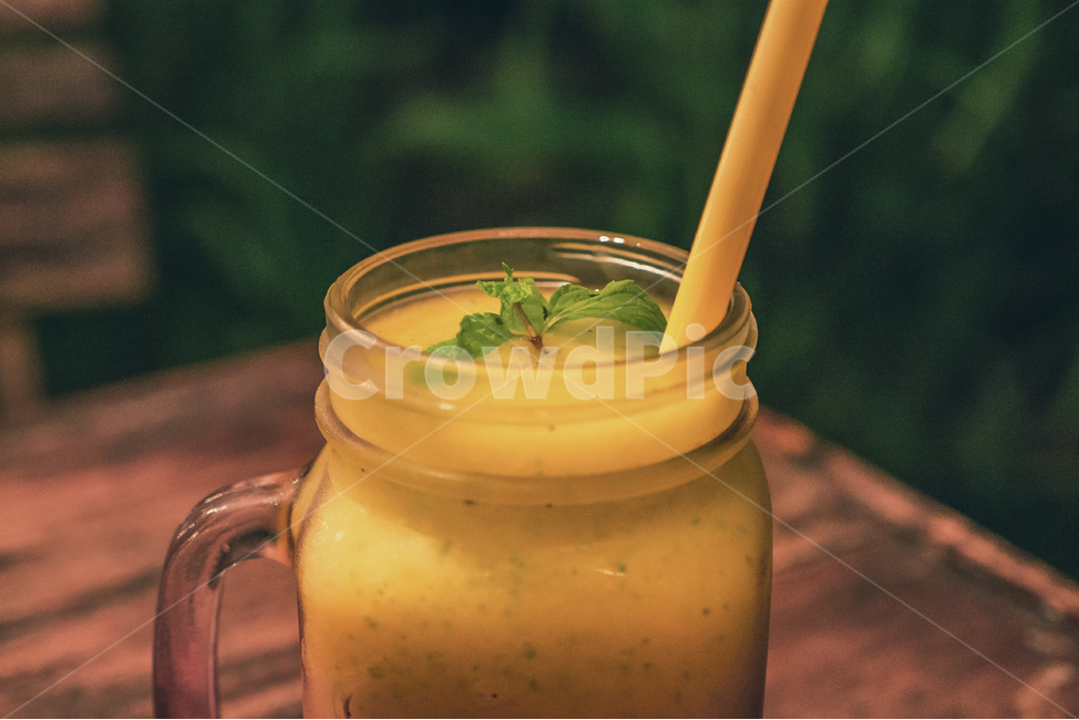망고,민트,스무디,망고스무디,시원한,여름,cold,cool,summer,망고민트,주스,망고주스,민트스무디,투톤음료,나무,테이블,빨대,망고민트스무디,건강한,음료,여름,계절,summer,season,음료수,drink,beverage,감성,sensible,feeling,색깔,색상,색채,색감,color sense,color sensitivity,feeling of color,마실 것,음주,lemonade,레몬 에이드,milk,우유