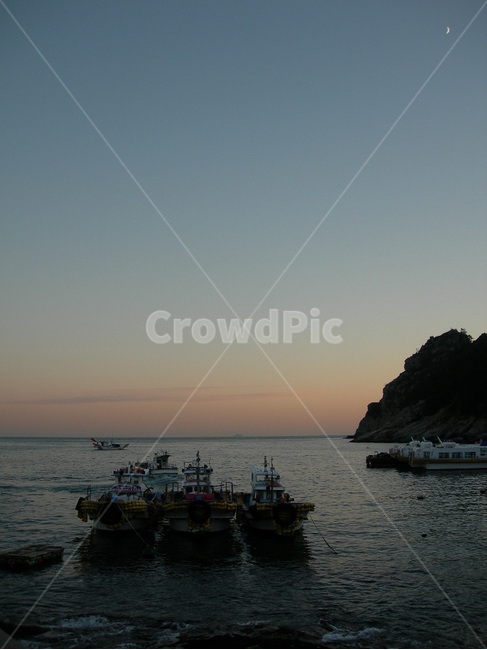 배,바닷가,노을,바다,선착장,하늘,달,섬,boat,beach,marina,island,sky,moon,sea,sunset