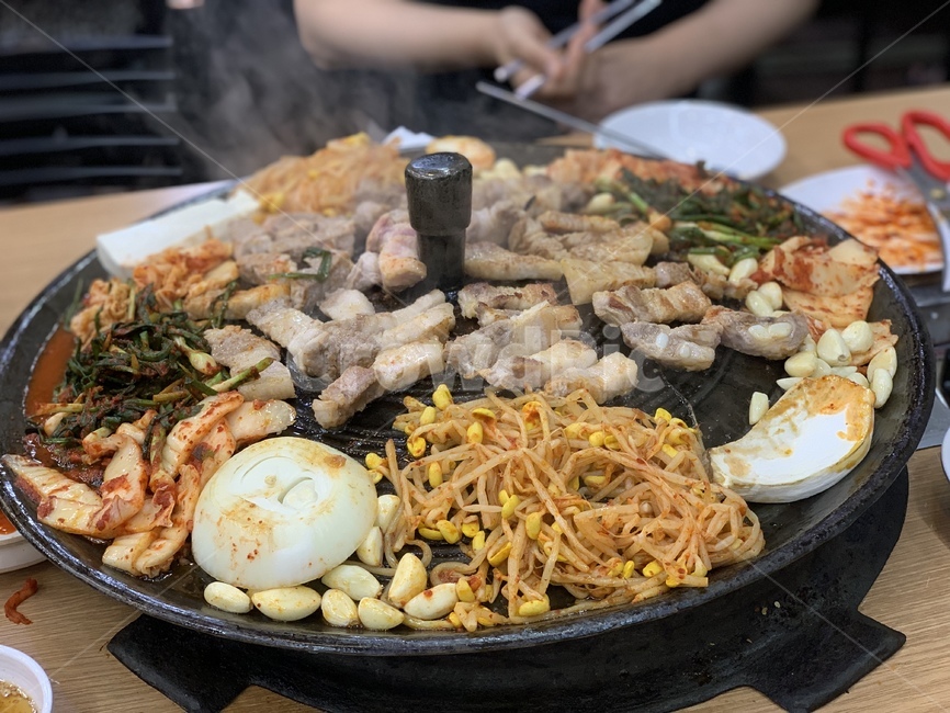 삼겹살,솥,뚜껑,솥뚜겅,식사,콩나물,김치,양파,마늘,아침,점심,저녁,두부,porkbelly,bacon,파김치,고기,목살,beansprouts,meat,garlic,bean,kimchi,porkneck,hungry,platter,플래터,dish,food,meal,식품