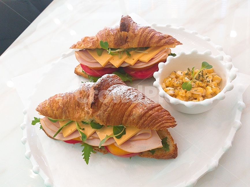 크루아상,샌드위치,크루아상샌드위치,빵,간식,콘샐러드,음식,식재료,요리,food,cook,meal,dishes,food reserves,디저트,간식,후식,dessert,snack
