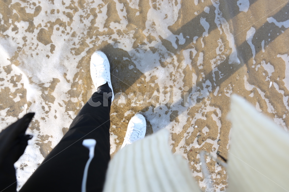 흰운동화,이어폰,파도,해변,1인칭,해변,바다,beach,sea,사람,인물,인간,human,person,신체일부,몸,body