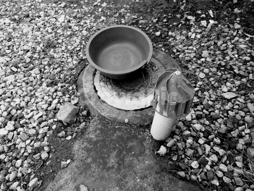 대야,하수구,하수구뚜껑,돌,흑백,흑백,모노톤,monochrome,black and white