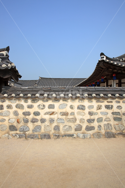 한옥,전통가옥,담,담장,돌담,벽,전통,가옥,한국전통,집,기와집,전통집,기와,마당,땅,바닥,배경,백그라운드,공간,건축,건축물,전통건축,전통건축물,하늘,지붕,나무,풍경,민속,야외,실외,익스테리어,남산골,한옥마을,남산골한옥마을,서울,한국,한국전통,한국문화,korean traditional,korean culture,건축물,건물외관,exterior,building,structure,architecture,construction