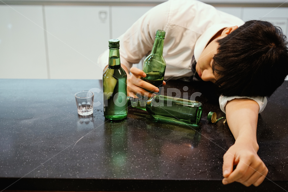 소주,알콜,음주,과음,숙취,술,술병,남성,남자,취객,회식,만취,사람,인물,인간,human,person,남성,남자,man,male,술,주류,alcohol