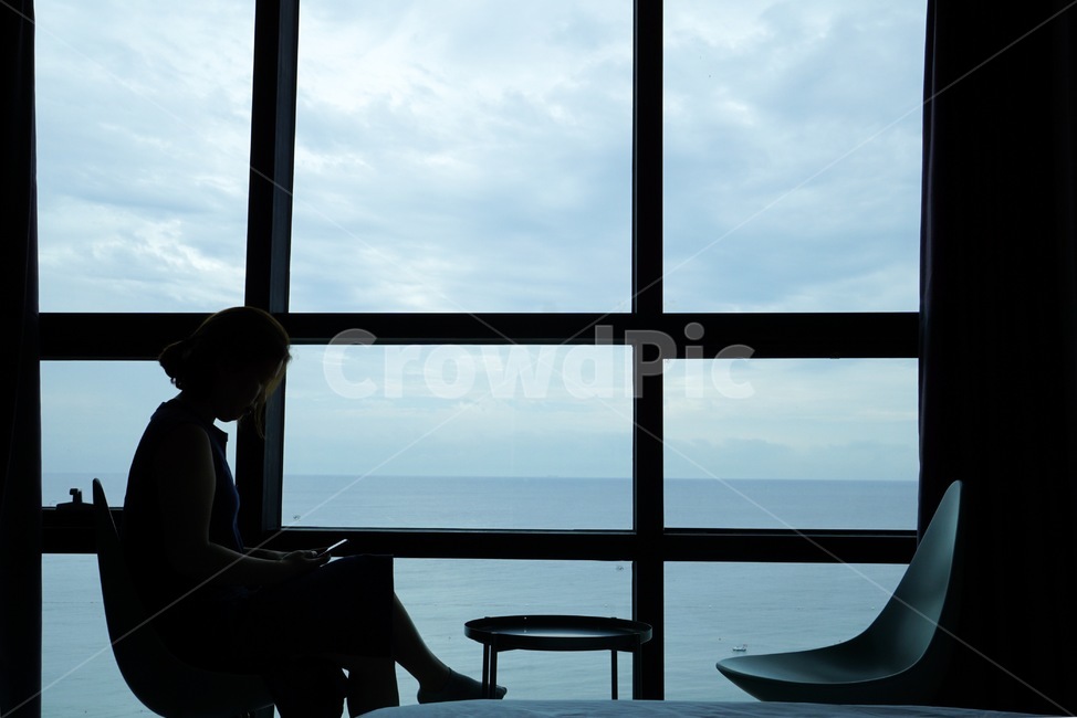 인간,바다앞호텔,여자,바다뷰,여자실루엣,사람,인물,인간,human,person,인물실루엣,사람실루엣,character silhouette,human silhouette,고독함,외로움,쓸쓸함,우울함,슬픔,lonely,solitary