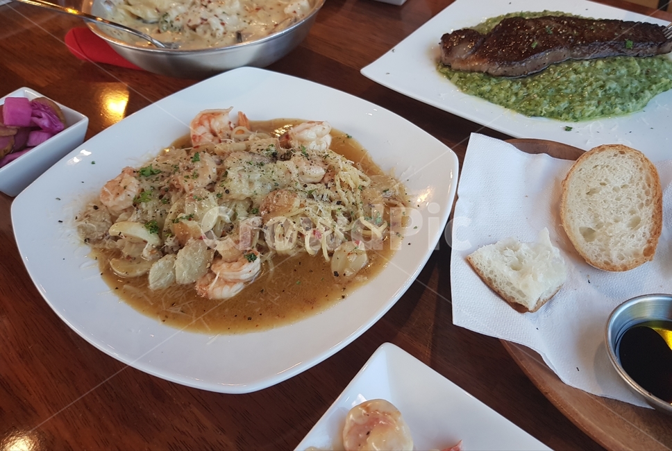 새우파스타,파스타,스테이크,소고기,빵,새우요리,면요리,고기,food,음식,dish,요리,meal,식사,shrimp,noodle